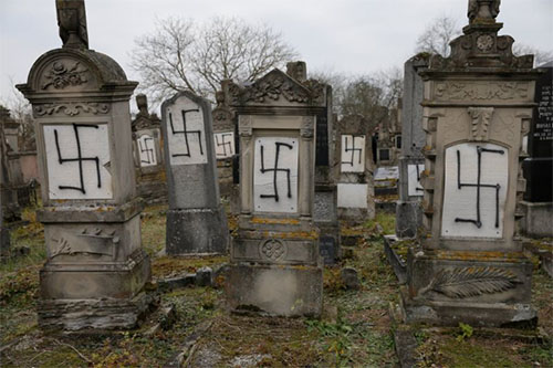 esvásticas en un cementerio judío en Francia